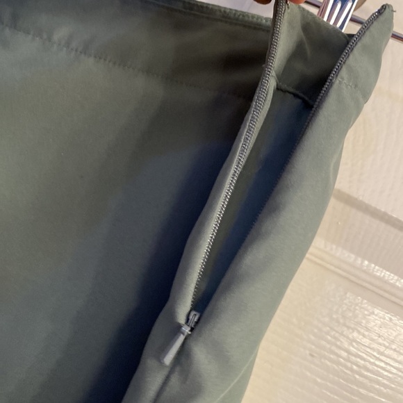 TITLE NINE GOLF SKIRT/ SKORT/SHORTS GREEN SIZE 10 WITH SIDE ZIP AND BACK POCKET - Picture 5 of 9
